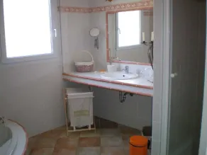 Fint sommerhus med studie og privat pool i et roligt sted på vingården. - Image 2