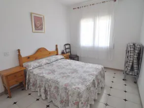 Ground floor house with garden and community pool - Image 4
