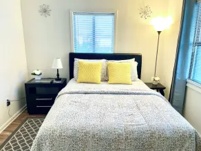 Spacious comfort, 1st FL, parking, 2 TVs, laundry,Beautiful views of NYC skyline - Image 3