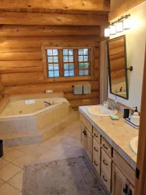 Stunning Executive log cabin on beautiful lake - Image 3