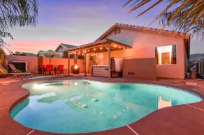 Family and Senior-Friendly VERY Private Home. FREE Heated Pool & Hot Tub! - Image 3
