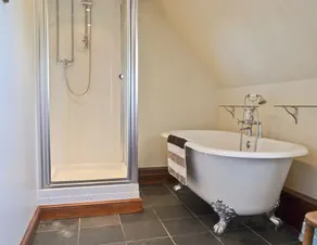 4 bedroom accommodation in Dumpling Green, near Dereham - Image 2