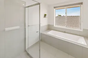 Holiday with water views and modern luxury amenities - Image 4