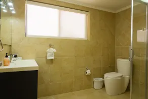 Luxury Family Home with Amenities - Image 5