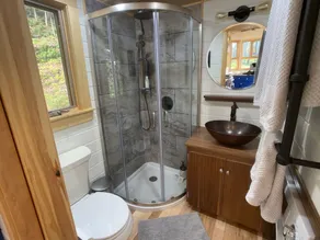 Custom-built Tiny House on forested lot near Quechee - Image 2
