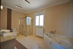 VILLA AVEC VUE SUR LE LAC, PISCINE PRIVÉE ET PARKING À 30 MIN DE LA PLAGE - Image 2