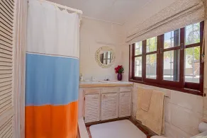 ¡El hogar de un surfista lejos de casa! Suave alrededor de los bordes, acogedor y playero - Image 2