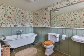 Peaceful Holiday Home for 6 Guests - Image 4