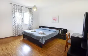 Einfache und geräumige Wohnung mit drei Schlafzimmern in Umag - Image 5
