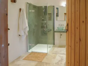 2 bedroom accommodation in Beeby - Image 2