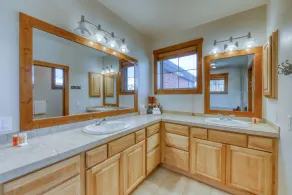 Luxe moderne dans une belle maison de montagne! Bain à remous privé et vue sur la montagne! - Image 3