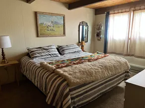 Getaway to the Mountains in the Cozy Rustic Cabin - Image 2