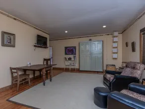 Eclectic & Spacious Guest Cottage (walk to downtown/pet friendly) - Image 4