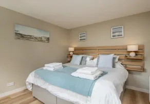 An impressive and unique 3-bedroom cottage in a picturesque countryside setting. Sleeps 5. - Image 5