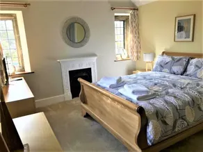 Fairlie Cottage Overlooks the River in Bourton-on-the-Water parking for 3 cars. - Image 5