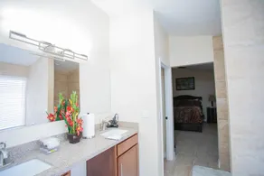 Charming 4 Bedroom, 2 Bathroom house in Phoenix - Image 3