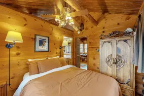Historic dog-friendly cabin overlooking Lake Lucerne with deck & great views - Image 5