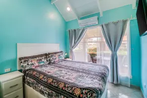 Beachy poolside condo near beach with shared pools & fast WiFi - Image 4