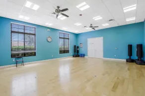 Beachy condo in Artesia with pool, gym and pickleball - Image 4