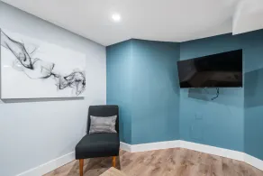 Modern, 2-bedroom apt., 15 minute drive to Lake Michigan, FREE parking spot. - Image 2