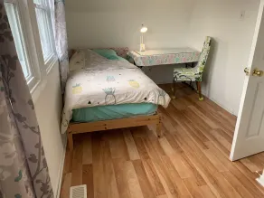 Spacious Cheerful home with 2 free parking - Image 5