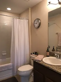 EFFICIENCY/ROOM with garage, kitchen bar and a separate entrance from the garage - Image 2