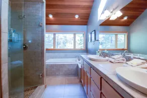 3 suites king + chambre pour enfants, sur le parcours Woodlands. Comprend 10 passes SHARC. - Image 3