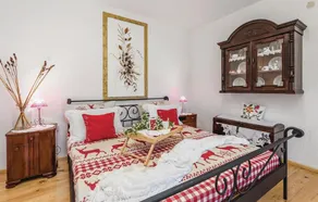 Pet Friendly Home In Lic - Image 4