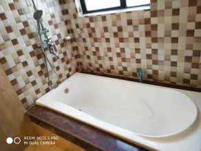 Un appartement de 3 chambres sur deux niveaux avec un grand salon et salle à manger. - Image 3