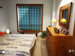 Un appartement de 3 chambres sur deux niveaux avec un grand salon et salle à manger. - Image 4