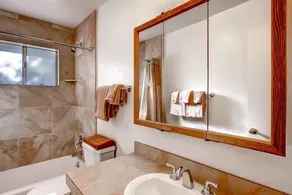Perché au sommet des Pins de Yosemite, plaisir et détente vous attendent dans ce duplex rustique ... - Image 2
