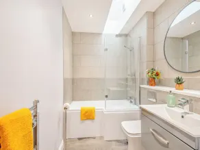 2 bedroom accommodation in Ayr - Image 3