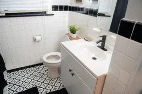 2 bedroom getaway in the heart of Mill Creek Park just a block from Newport Lake - Image 4