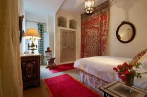 Moorish style property with lovely garden and large pool in Gaucín village. - Image 5