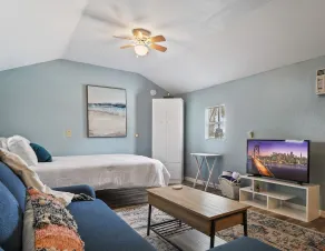 Adorable guest suite with private pool and entrance. - Image 5