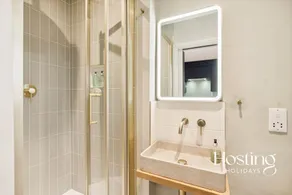 The Loft - 1 Bed Luxury Apartment with Bathtub - Image 5