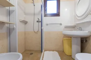 Helle Villa mit Pool umgeben von viel Grün in der Nähe des Meeres - Image 2