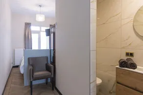 Séjournez au centre de Tilburg avec un Wi-Fi rapide et un enregistrement facile - Image 4