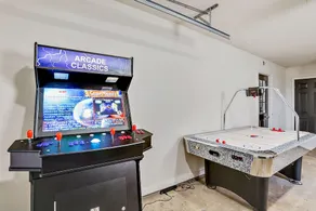 Stay Local - Gameroom near Amphitheater and Baseball - Image 2