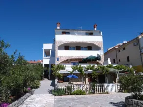 Holiday apartment with garden and barbecue facilities - Image 5