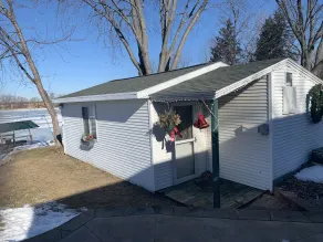 Studio cottage at mouth of the Fox River - Image 4