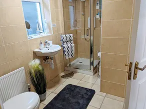 2 Bed House - Sleeps 6 - Parking - Wifi - Image 3