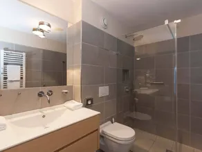 Sportig lägenhet med terrass - Image 2