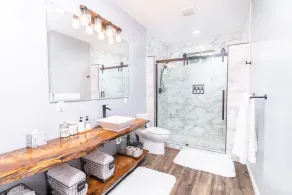 Guesthouse with king bed and custom bathroom - Image 3