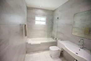 Modern 3 bedroom with pool, 5 minute walk to beach - Image 2