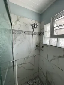 Modern oasis loaded w/amenities! 5-8 mins to the beaches, shops dining & ferries - Image 4