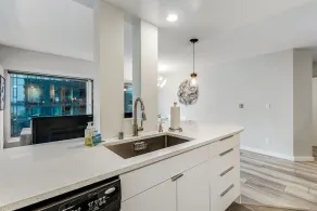Condo with amazing views, shared pool, hot tub, gym- near downtown - Image 3