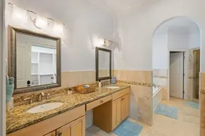 Private Rooftop/Walk to Beach / Parking /Chef Kitchen - Image 2