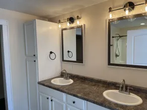 Relax at Cozy Oaks Cottage - Image 3