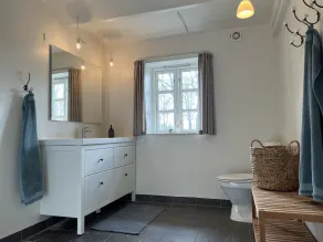 Lake View Apartment - Image 4